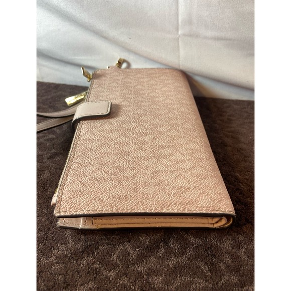 Michael Kors, jet set double zip wristlet. - Picture 2 of 10